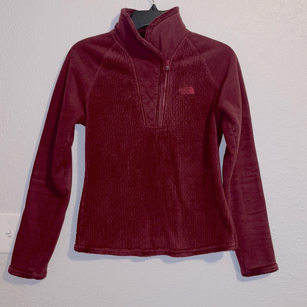 Small burgundy North Face half zip pull over